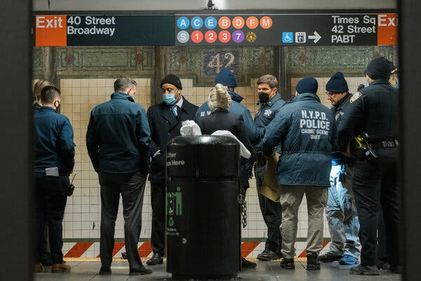 纽约地铁站亚裔女子被推下轨道，遭碾压当场死亡