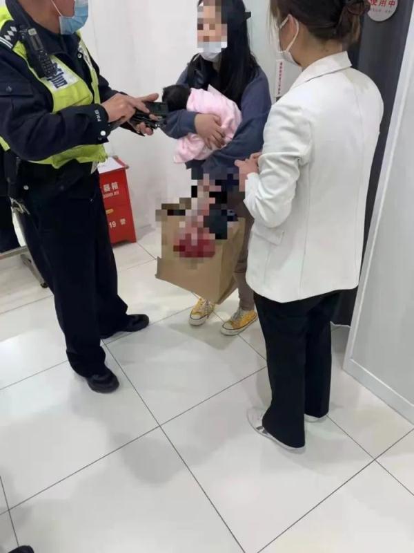 女子在优衣库试衣间产子还手拎胎盘？上海警方回应