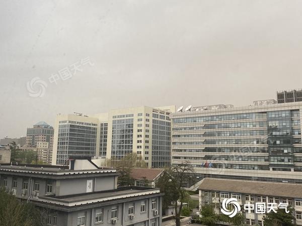 北京迎来大风沙尘天气 明日气温下降明显