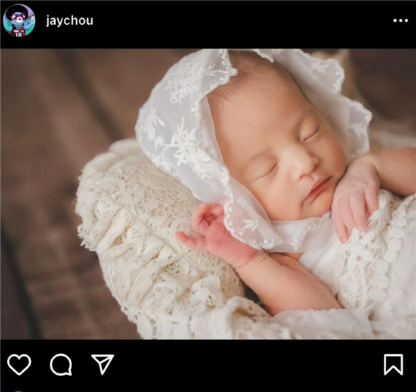 周杰伦晒照官宣三胎女儿出生