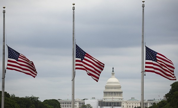 新冠死亡超100万人 白宫宣布全美降半旗为逝者致哀