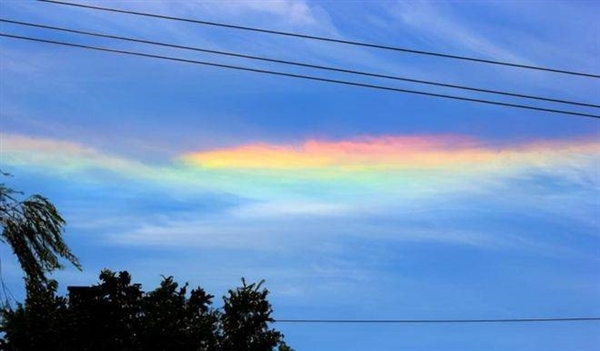 雅安地震过后天空出现七彩云 专家：七彩云现象和彩虹原理相似