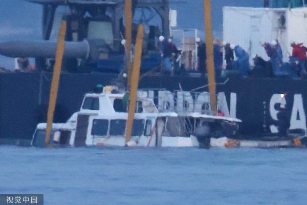 日本北海道沉没观光船被打捞出水面