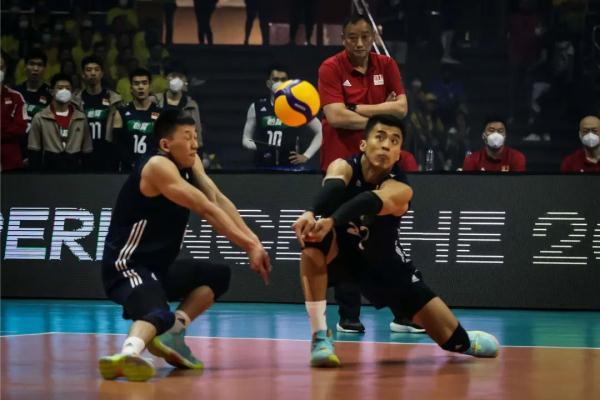 中国男排太牛了！3-0挑落世界第一巴西队