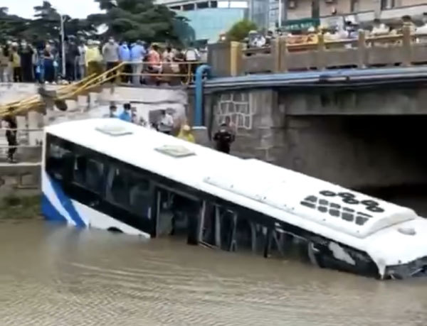 上海一公交坠河：司机提前让乘客下车