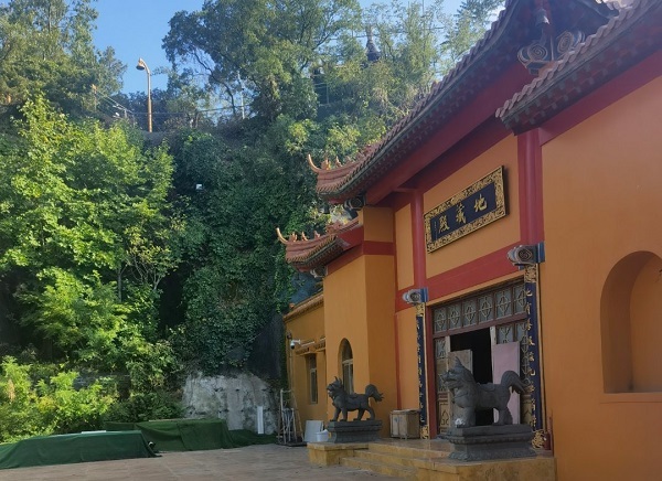 南京玄奘寺事件举报人发声：疑遭“人肉”但不怕