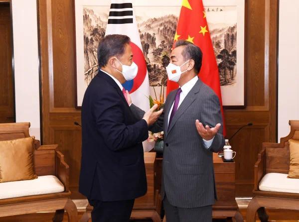 王毅8月9日同韩国外长朴振举行会谈。图源：外交部网站