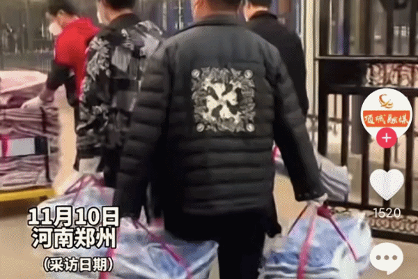 郑州一高校给学生免费发放冲锋衣
