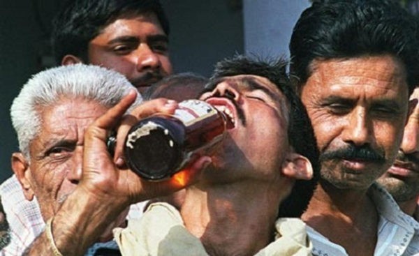 印度比哈尔邦假酒中毒事件死亡人数升至81人
