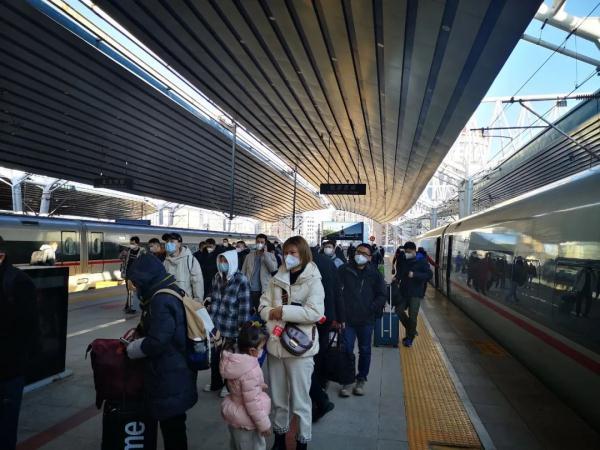 坠机、求药、解封 2022值得记住的声音 记住这些大步往前走吧