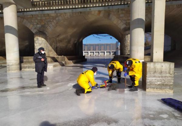 北京一失踪老人被困冰下不幸遇难 警示：野冰危险