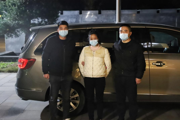 银行员工贪污398万整容创业潜逃25年落网 父亲曾劝其投案未果主动报案