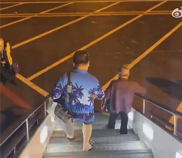 男子穿短裤从三亚回东北冻得发抖 网友：必须让人知道去过三亚