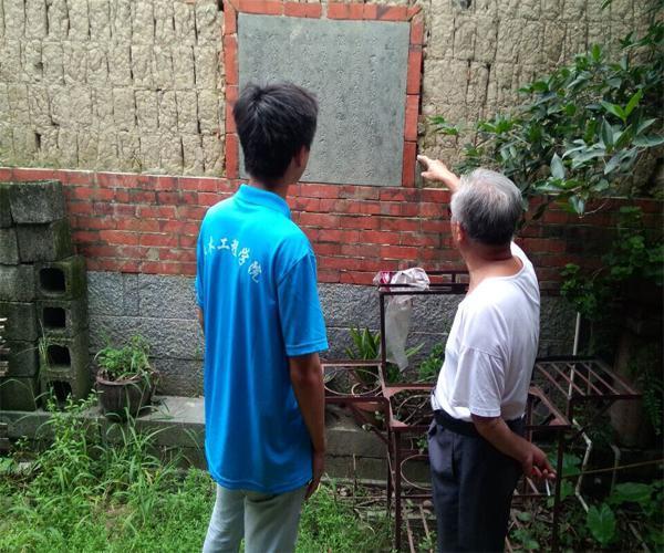 大龄未婚青年被叫到祠堂集体罚跪 长辈拿着木板一个人一下打屁股