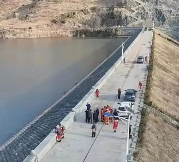 媒体:云南12岁失联双胞胎兄弟身亡，在水库溢洪道消力池内找到遗体