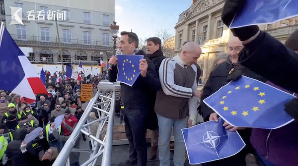 法近万人抗议反对援乌：人群乌泱乌泱，黑压压一片！