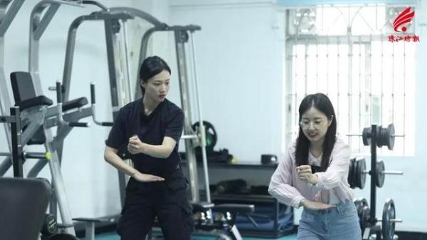 95后空姐转行当特警 训练按男队员标准执行 背后的原因让人想不到