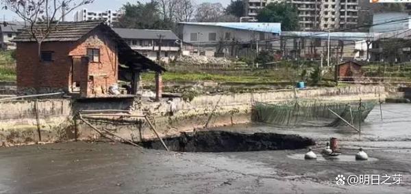 媒体探访鱼塘“天坑”：2万斤鱼消失  天灾所致曾多次塌陷