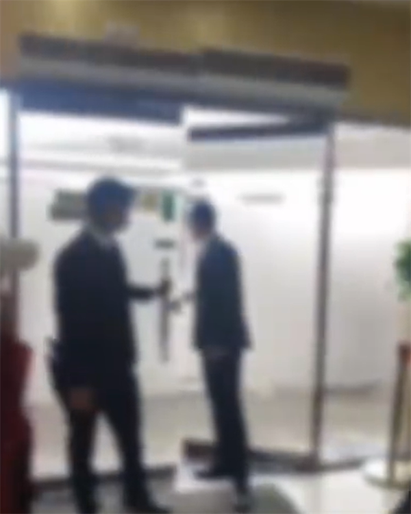 “强买强卖？”游客进珠宝店被告知买不买都要待够两个小时！