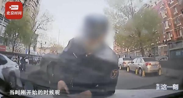 拒缴停车费，男子顶着收费员狂飙7公里！车里还带着孩子 网友：这样“以身作则”孩子会怎么想？