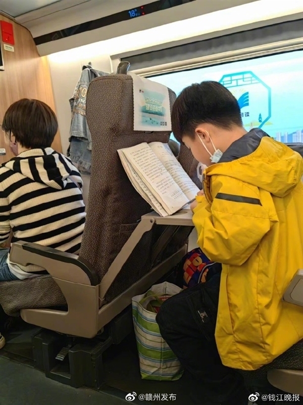 春假首日孩子们在高铁上刷卷子 震惊车上家长和游客
