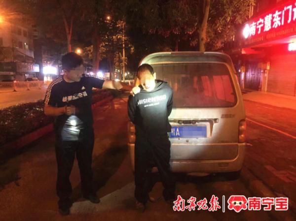 南宁民警追出3条街跑了1.5公里，用耐力累瘫小偷