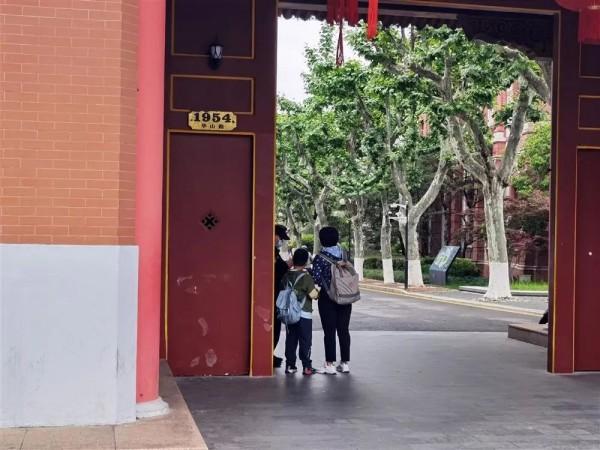 部分高校限制入校引争议 催生黄牛倒卖“门票”