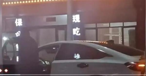 “五男子酒后推车1公里回家”上热搜