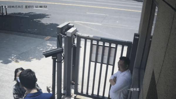 老人到消防队扔下钱就跑 "帮我交给救我老伴的消防员"