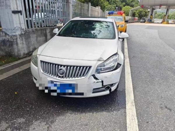 高速上孩子拉了一下手刹：后方连出两起事故！