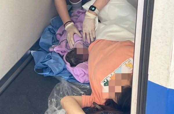 孕妇高铁上生产众人救助，母子平安！