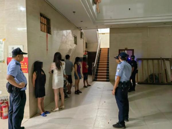 突击检查中旅馆内17名男女涉嫌卖淫嫖娼当场被抓