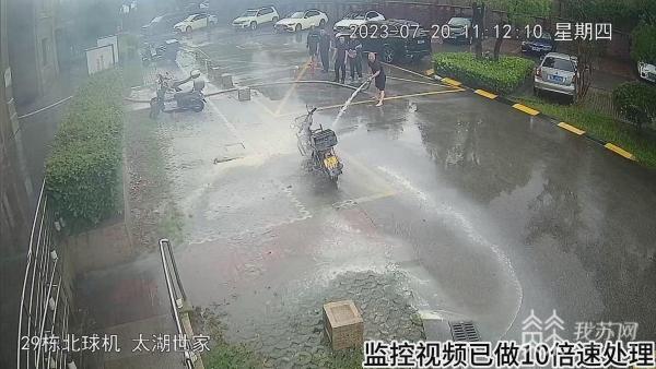 摩托车自燃男子赤脚救险：看到着火想都没想就跑出来了