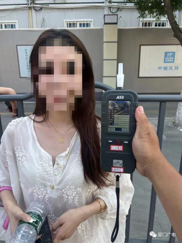 厦门交警巡逻时发现一女子酒驾撞上护栏 司机一滴酒，亲人两行泪 喝酒不开车，开车不喝酒