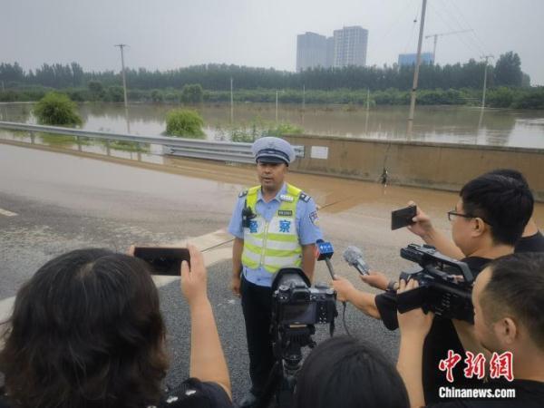 涿州进京高速目前中断!洪水漫过主路 交警建议绕行