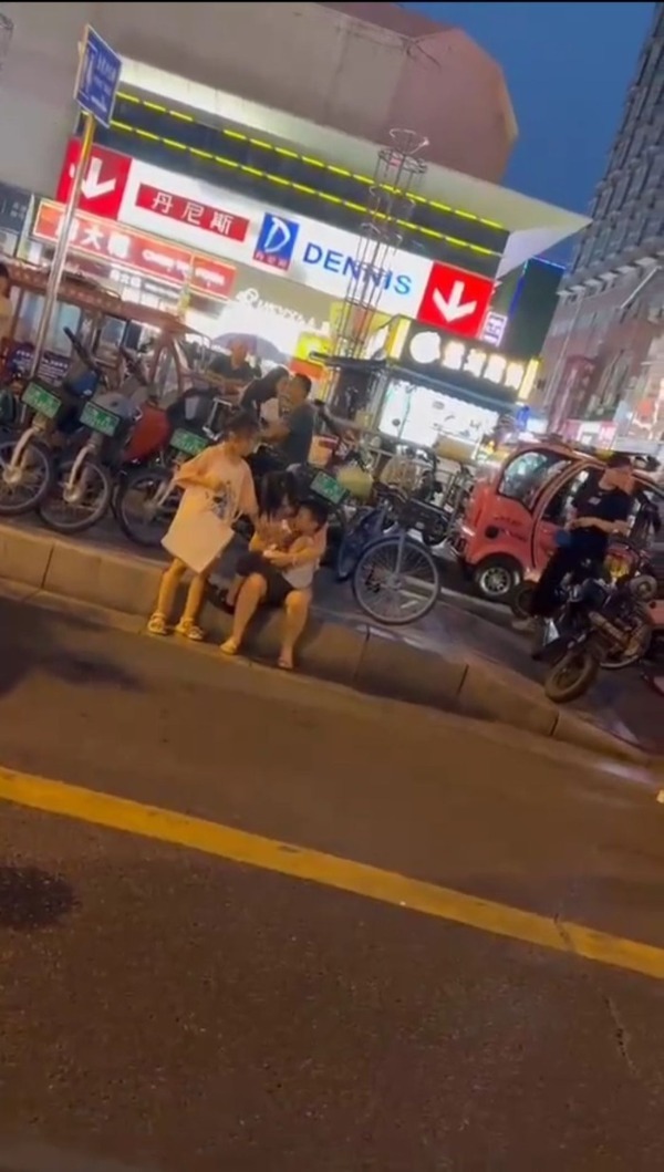 河南漯河一男子疑抢小孩被路人控制，据称涉事男子精神有问题