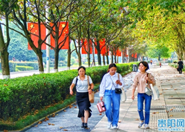 贵州街头国庆氛围感拉满！迎风飘扬装点城市喜气洋洋