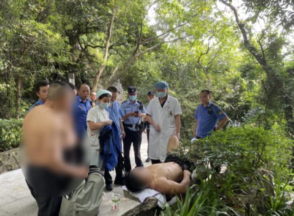 游客爬西樵山拍照留念不慎踩空！这些拍照姿势不要做