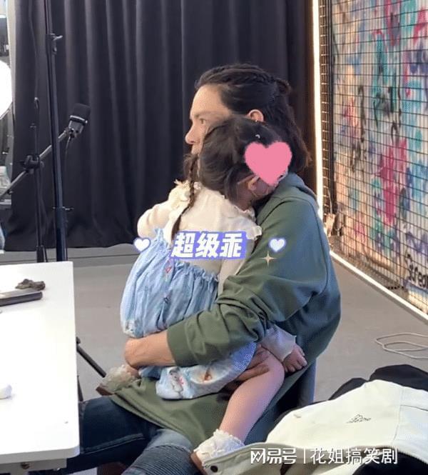 向佐夫妇带女儿参加婚礼,3岁cora穿公主裙好美