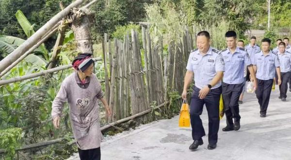 丈夫牺牲34年后 民警帮老人修复烈士丈夫遗照