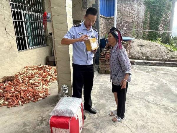 丈夫牺牲34年后 民警帮老人修复烈士丈夫遗照