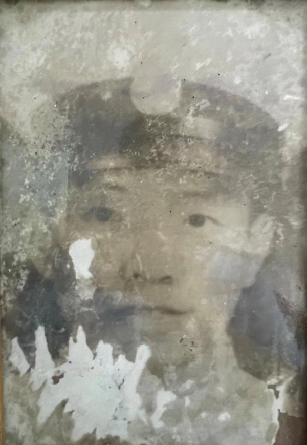 丈夫牺牲34年后 民警帮老人修复烈士丈夫遗照