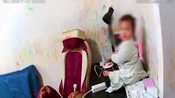 杭州女子一看监控吓坏了!赶紧报警!9个月娃独自爬上桌民警3分钟赶到抱下 
