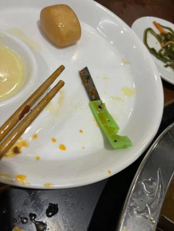顾客吐槽火锅里吃出生锈小刀 火锅店:新员工切底料不小心掉入