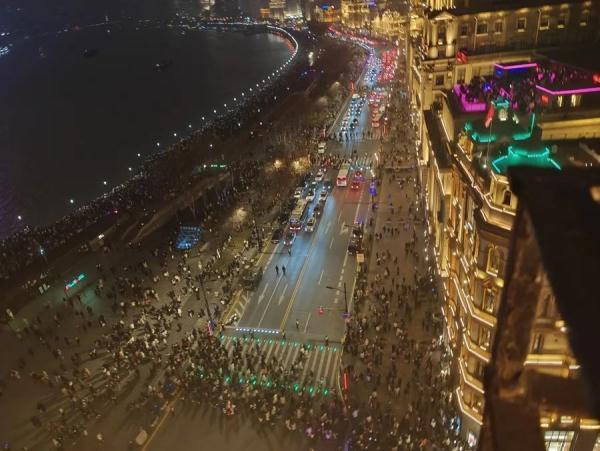 上海人凌晨2点还在商场买 凌晨两点，他们还在疯狂买买买