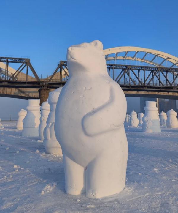 哈尔滨“冰马俑”把顶流企鹅都整萌呆了，滨子请你控制一下