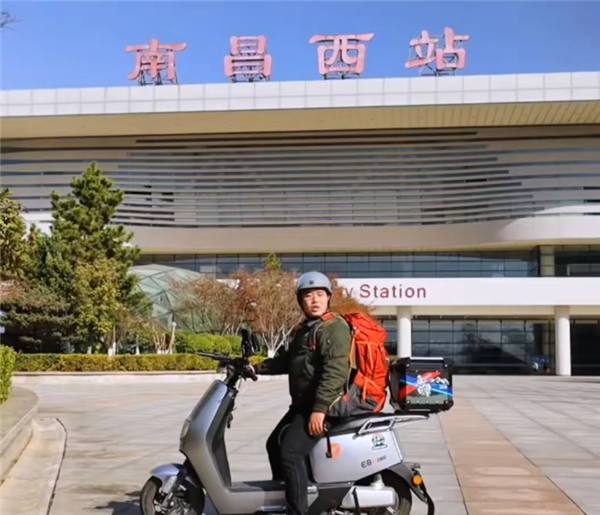 34岁男子骑电动车从江西回成都：半个月跑了1500公里 两年间边送外卖边旅游