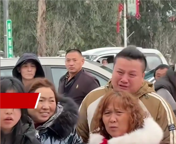 多地下雪让高速堵车服务区被“塞爆”！男子被堵50多小时委屈抹泪：我想回家
