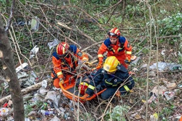 现场：老人错把油门当刹车冲下70米陡崖！