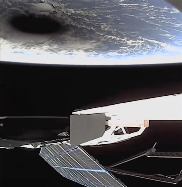 马斯克公布太空轨道日全食视角 黑洞奇观引震撼